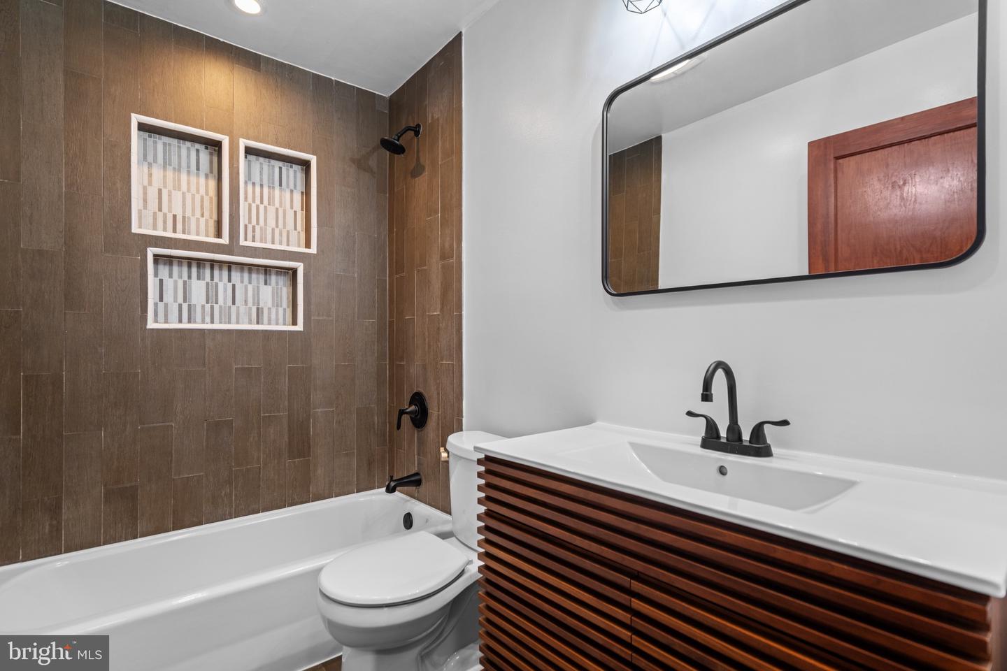 35 E BROAD WAY, LOVETTSVILLE, Virginia 20180, 2 Bedrooms Bedrooms, ,1 BathroomBathrooms,Residential,For sale,35 E BROAD WAY,VALO2093844 MLS # VALO2093844