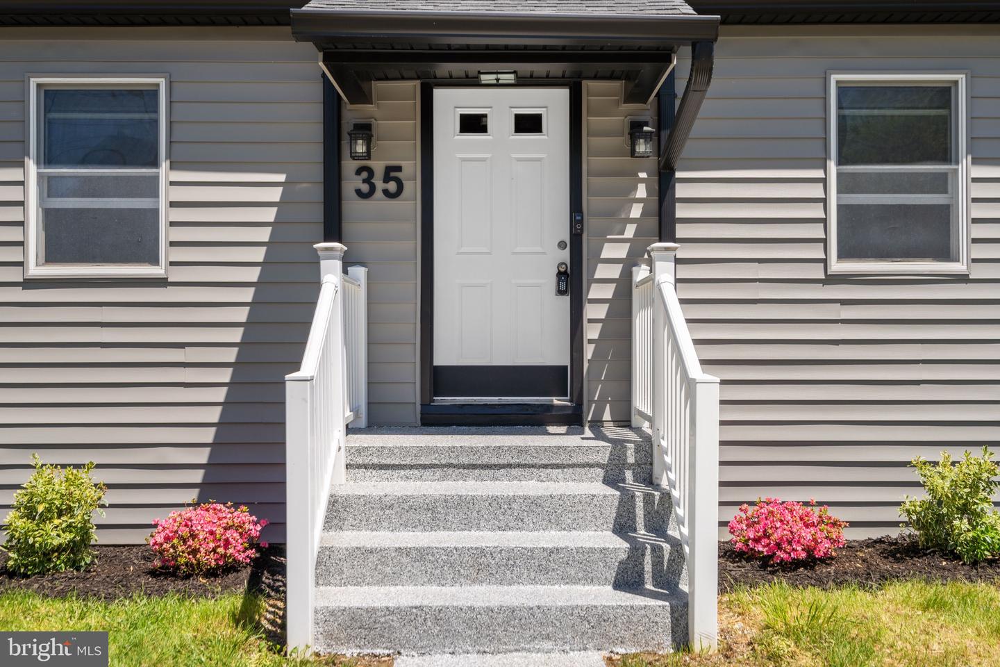 35 E BROAD WAY, LOVETTSVILLE, Virginia 20180, 2 Bedrooms Bedrooms, ,1 BathroomBathrooms,Residential,For sale,35 E BROAD WAY,VALO2093844 MLS # VALO2093844