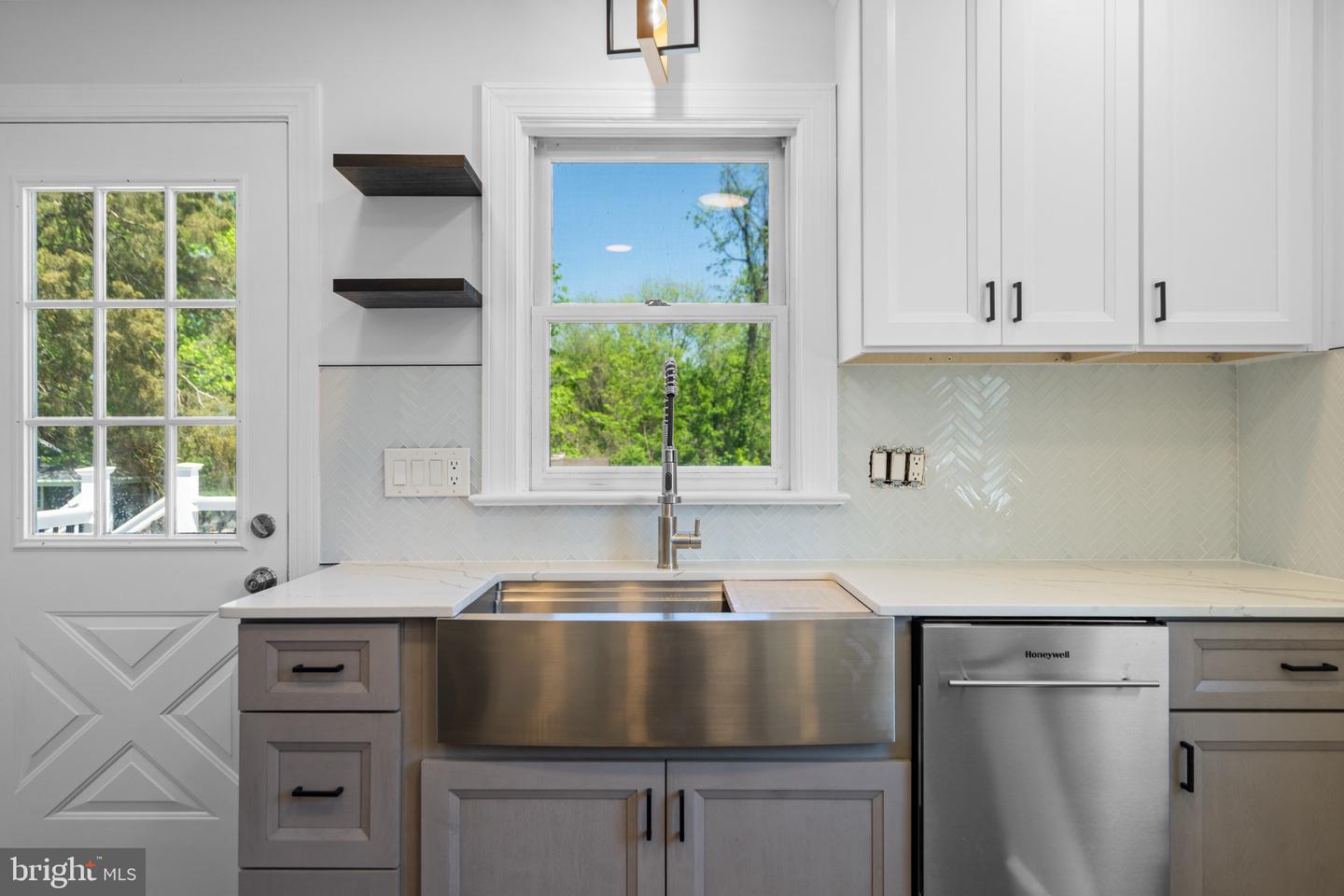 35 E BROAD WAY, LOVETTSVILLE, Virginia 20180, 2 Bedrooms Bedrooms, ,1 BathroomBathrooms,Residential,For sale,35 E BROAD WAY,VALO2093844 MLS # VALO2093844