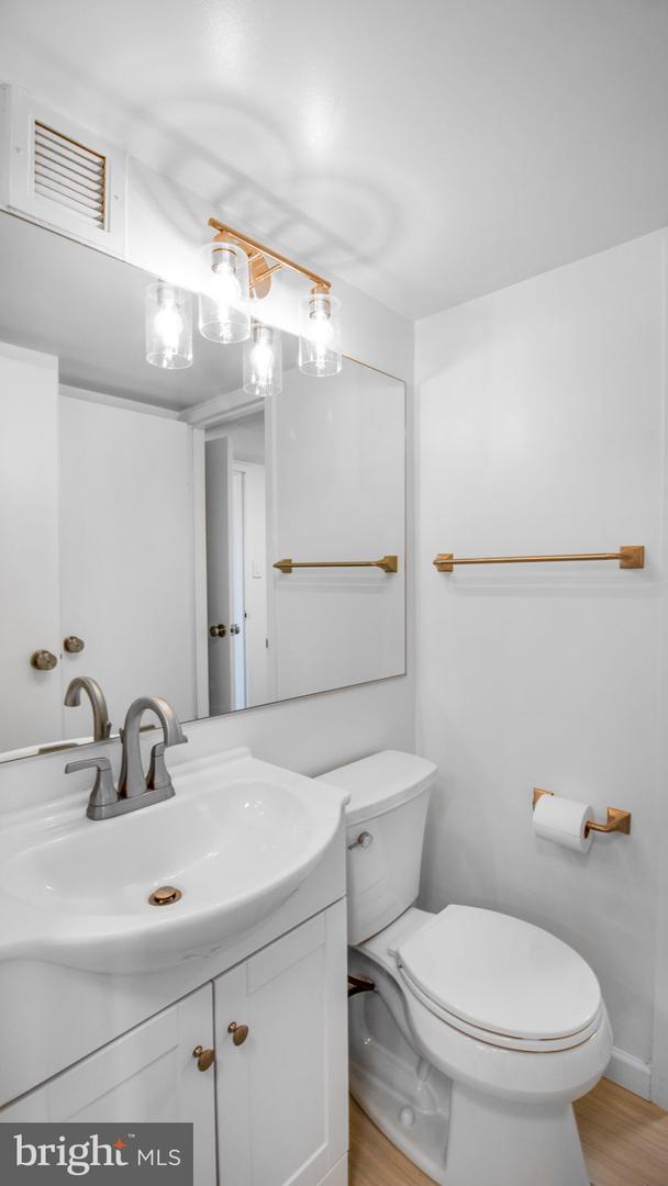 6800 FLEETWOOD RD #1115, MCLEAN, Virginia 22101, 1 Bedroom Bedrooms, ,1 BathroomBathrooms,Residential,For sale,6800 FLEETWOOD RD #1115,VAFX2234552 MLS # VAFX2234552