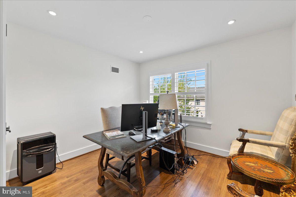 2512 N HARRISON ST, ARLINGTON, Virginia 22207, 3 Bedrooms Bedrooms, ,2 BathroomsBathrooms,Residential,For sale,2512 N HARRISON ST,VAAR2056128 MLS # VAAR2056128