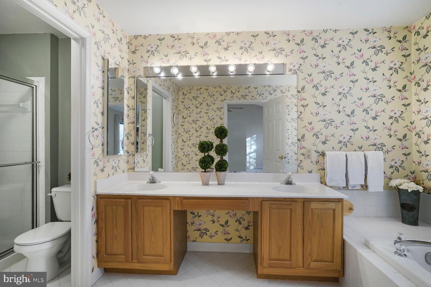 3016 FALLSWOOD GLEN CT, FALLS CHURCH, Virginia 22044, 3 Bedrooms Bedrooms, ,3 BathroomsBathrooms,Residential,For sale,3016 FALLSWOOD GLEN CT,VAFX2237538 MLS # VAFX2237538