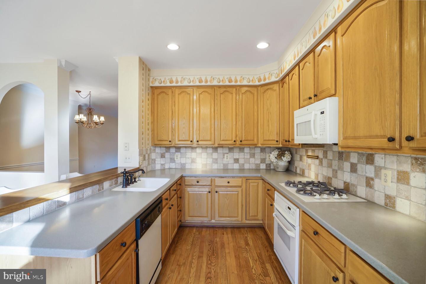 3016 FALLSWOOD GLEN CT, FALLS CHURCH, Virginia 22044, 3 Bedrooms Bedrooms, ,3 BathroomsBathrooms,Residential,For sale,3016 FALLSWOOD GLEN CT,VAFX2237538 MLS # VAFX2237538