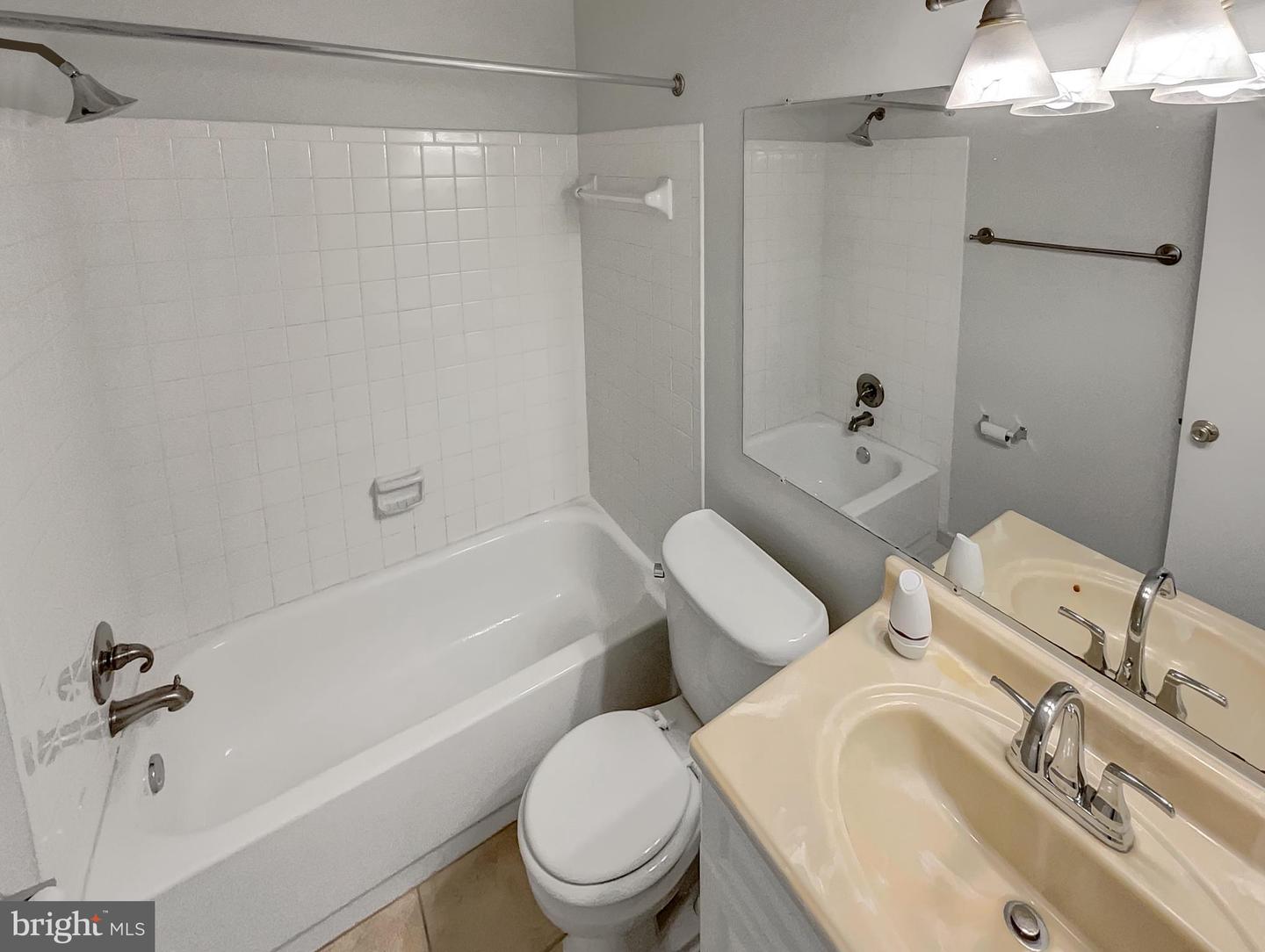 549 FLORIDA AVE #204, HERNDON, Virginia 20170, 2 Bedrooms Bedrooms, ,2 BathroomsBathrooms,Residential,For sale,549 FLORIDA AVE #204,VAFX2237552 MLS # VAFX2237552