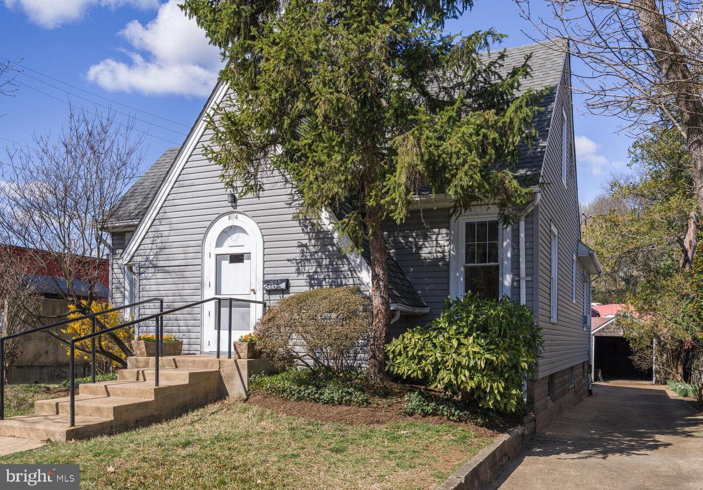 2114 N OAKLAND ST, ARLINGTON, Virginia 22207, 4 Bedrooms Bedrooms, ,2 BathroomsBathrooms,Residential,For sale,2114 N OAKLAND ST,VAAR2054760 MLS # VAAR2054760