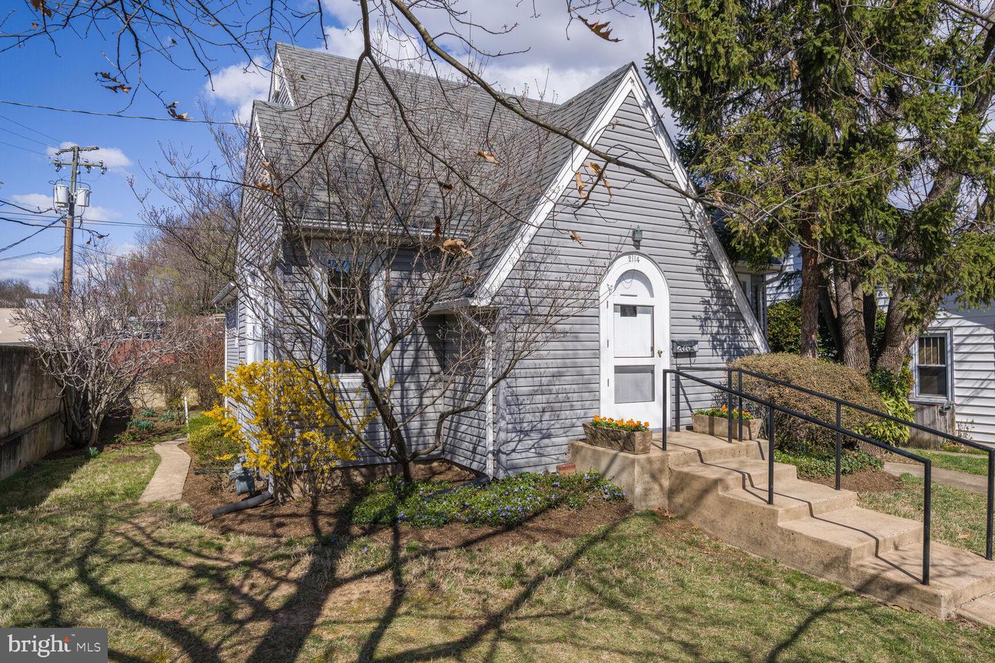 2114 N OAKLAND ST, ARLINGTON, Virginia 22207, 4 Bedrooms Bedrooms, ,2 BathroomsBathrooms,Residential,For sale,2114 N OAKLAND ST,VAAR2054760 MLS # VAAR2054760