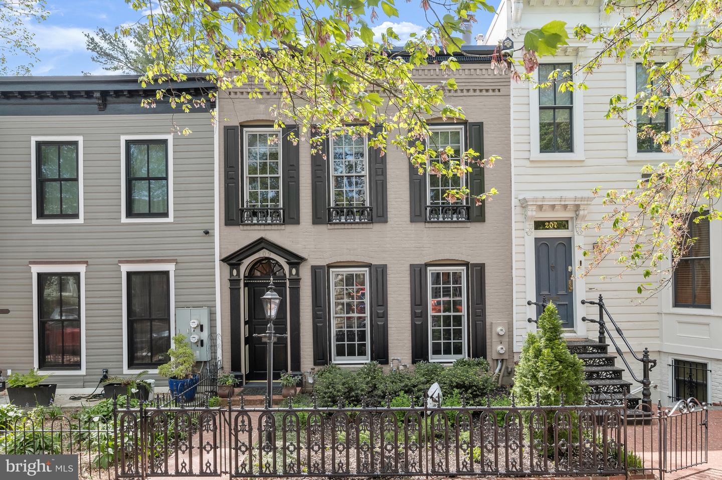209 10TH ST SE, WASHINGTON, District Of Columbia 20003, 4 Bedrooms Bedrooms, ,3 BathroomsBathrooms,Residential,For sale,209 10TH ST SE,DCDC2196906 MLS # DCDC2196906