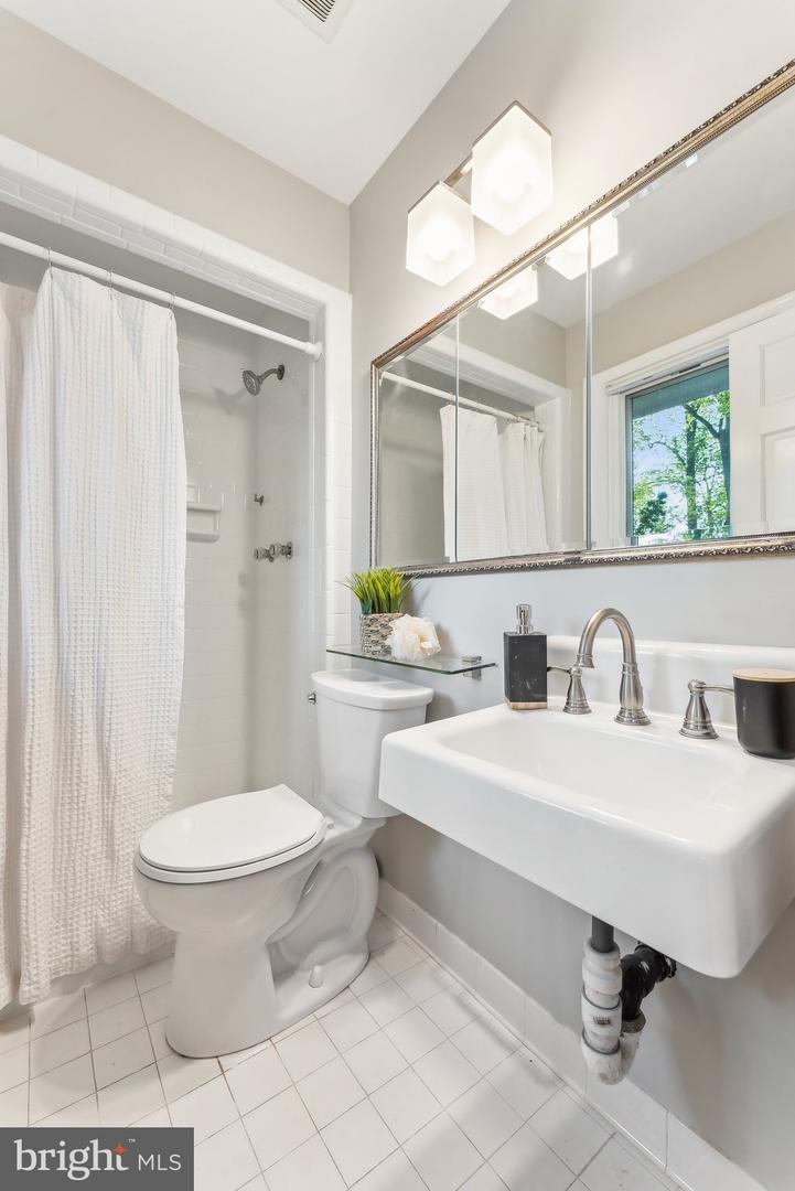 7903 OLD FALLS RD, MCLEAN, Virginia 22102, 5 Bedrooms Bedrooms, ,4 BathroomsBathrooms,Residential,For sale,7903 OLD FALLS RD,VAFX2236092 MLS # VAFX2236092
