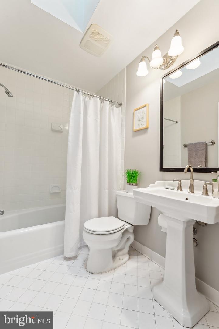 7903 OLD FALLS RD, MCLEAN, Virginia 22102, 5 Bedrooms Bedrooms, ,4 BathroomsBathrooms,Residential,For sale,7903 OLD FALLS RD,VAFX2236092 MLS # VAFX2236092