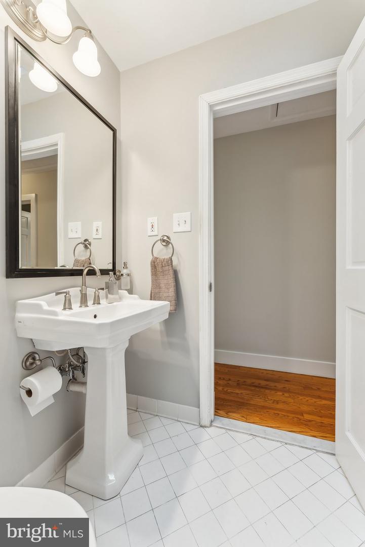 7903 OLD FALLS RD, MCLEAN, Virginia 22102, 5 Bedrooms Bedrooms, ,4 BathroomsBathrooms,Residential,For sale,7903 OLD FALLS RD,VAFX2236092 MLS # VAFX2236092