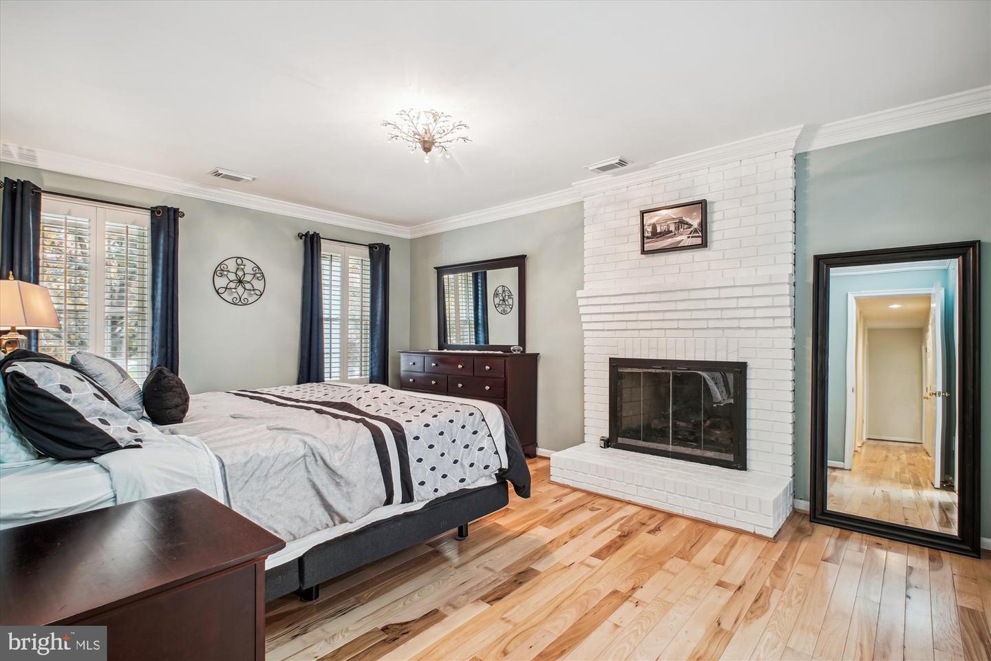 9822 FIVE OAKS RD, FAIRFAX, Virginia 22031, 4 Bedrooms Bedrooms, ,2 BathroomsBathrooms,Residential,For sale,9822 FIVE OAKS RD,VAFX2236112 MLS # VAFX2236112