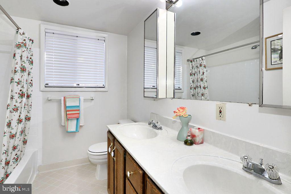 207 SKYHILL RD #1, ALEXANDRIA, Virginia 22314, 3 Bedrooms Bedrooms, ,2 BathroomsBathrooms,Residential,For sale,207 SKYHILL RD #1,VAAX2044728 MLS # VAAX2044728