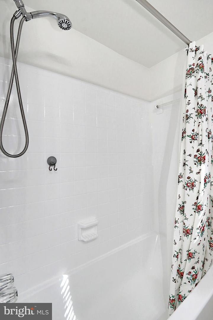 207 SKYHILL RD #1, ALEXANDRIA, Virginia 22314, 3 Bedrooms Bedrooms, ,2 BathroomsBathrooms,Residential,For sale,207 SKYHILL RD #1,VAAX2044728 MLS # VAAX2044728
