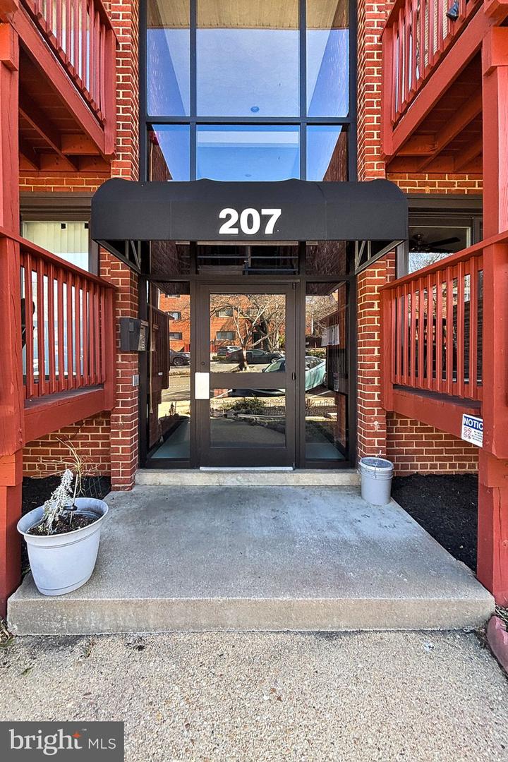 207 SKYHILL RD #1, ALEXANDRIA, Virginia 22314, 3 Bedrooms Bedrooms, ,2 BathroomsBathrooms,Residential,For sale,207 SKYHILL RD #1,VAAX2044728 MLS # VAAX2044728