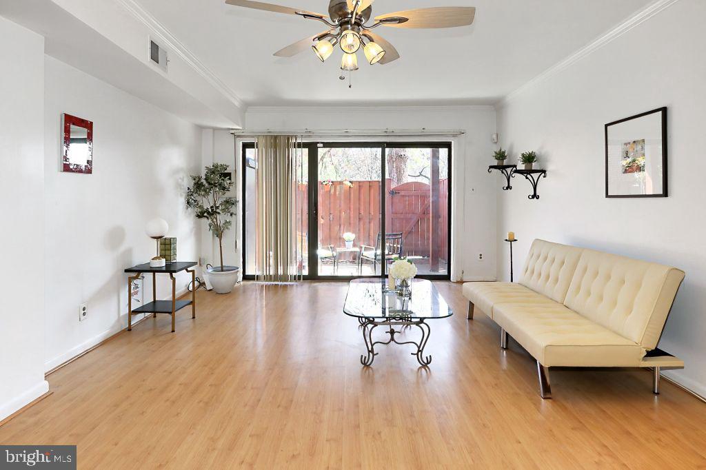 207 SKYHILL RD #1, ALEXANDRIA, Virginia 22314, 3 Bedrooms Bedrooms, ,2 BathroomsBathrooms,Residential,For sale,207 SKYHILL RD #1,VAAX2044728 MLS # VAAX2044728