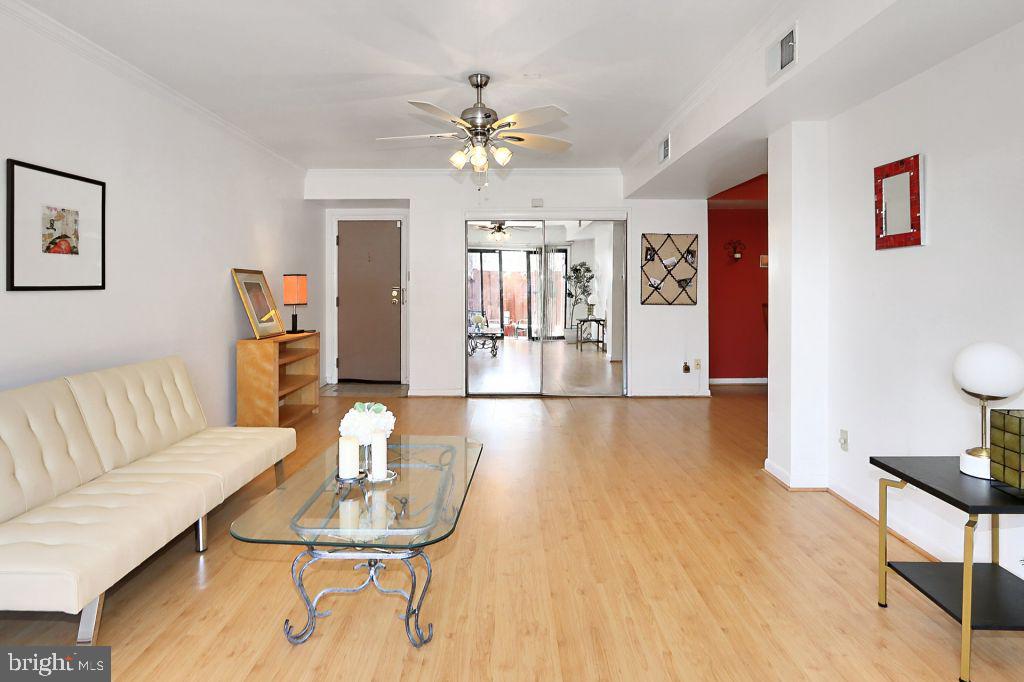 207 SKYHILL RD #1, ALEXANDRIA, Virginia 22314, 3 Bedrooms Bedrooms, ,2 BathroomsBathrooms,Residential,For sale,207 SKYHILL RD #1,VAAX2044728 MLS # VAAX2044728