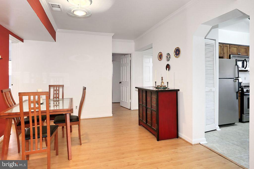 207 SKYHILL RD #1, ALEXANDRIA, Virginia 22314, 3 Bedrooms Bedrooms, ,2 BathroomsBathrooms,Residential,For sale,207 SKYHILL RD #1,VAAX2044728 MLS # VAAX2044728