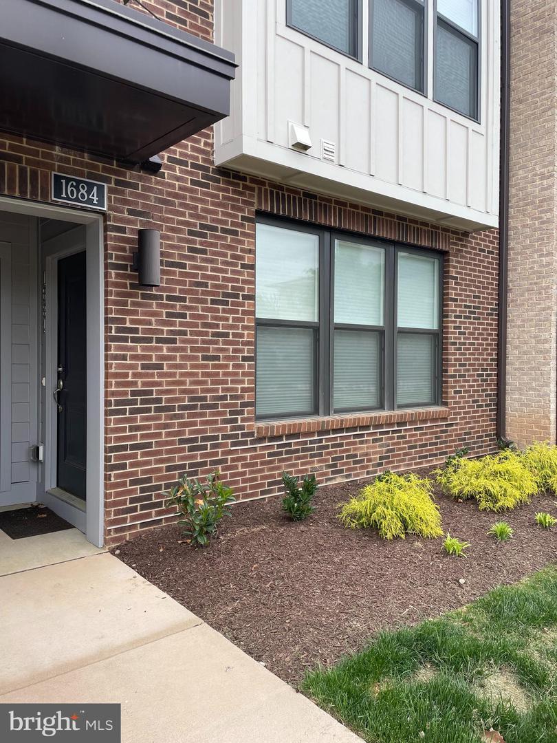1684 BANDIT LOOP, RESTON, Virginia 20190, 2 Bedrooms Bedrooms, ,2 BathroomsBathrooms,Residential,For sale,1684 BANDIT LOOP,VAFX2221400 MLS # VAFX2221400