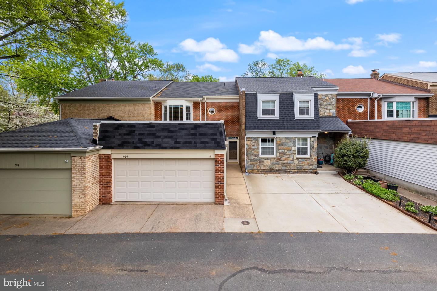 916 MOOREFIELD CREEK RD SW, VIENNA, Virginia 22180, 3 Bedrooms Bedrooms, ,3 BathroomsBathrooms,Residential,For sale,916 MOOREFIELD CREEK RD SW,VAFX2224936 MLS # VAFX2224936