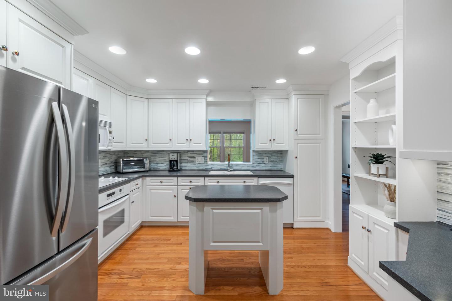 916 MOOREFIELD CREEK RD SW, VIENNA, Virginia 22180, 3 Bedrooms Bedrooms, ,3 BathroomsBathrooms,Residential,For sale,916 MOOREFIELD CREEK RD SW,VAFX2224936 MLS # VAFX2224936