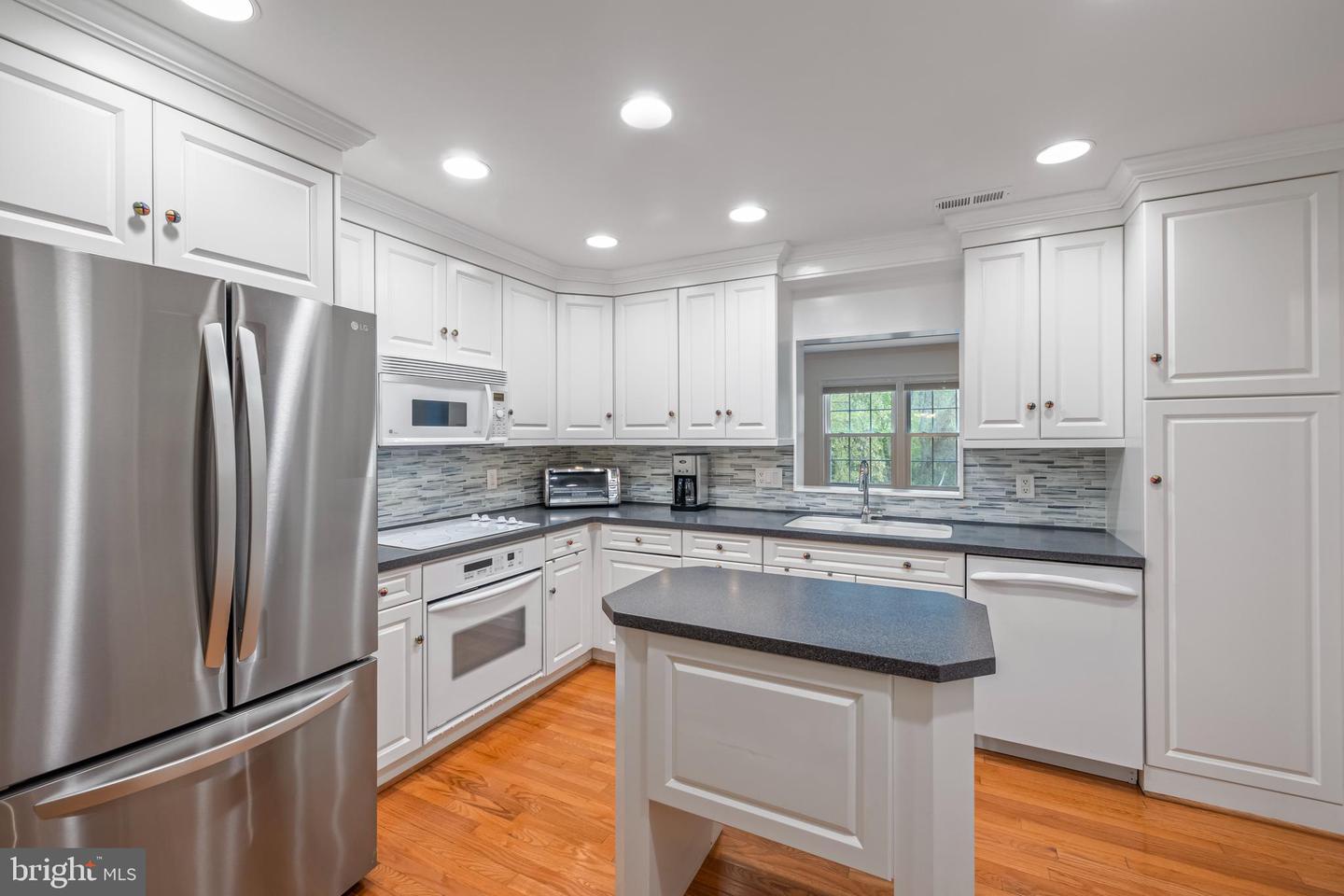 916 MOOREFIELD CREEK RD SW, VIENNA, Virginia 22180, 3 Bedrooms Bedrooms, ,3 BathroomsBathrooms,Residential,For sale,916 MOOREFIELD CREEK RD SW,VAFX2224936 MLS # VAFX2224936