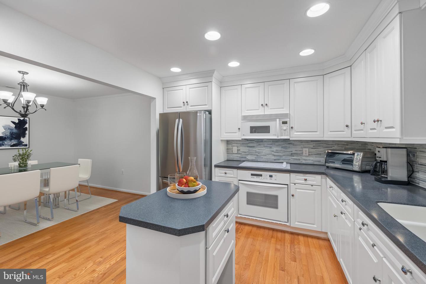 916 MOOREFIELD CREEK RD SW, VIENNA, Virginia 22180, 3 Bedrooms Bedrooms, ,3 BathroomsBathrooms,Residential,For sale,916 MOOREFIELD CREEK RD SW,VAFX2224936 MLS # VAFX2224936