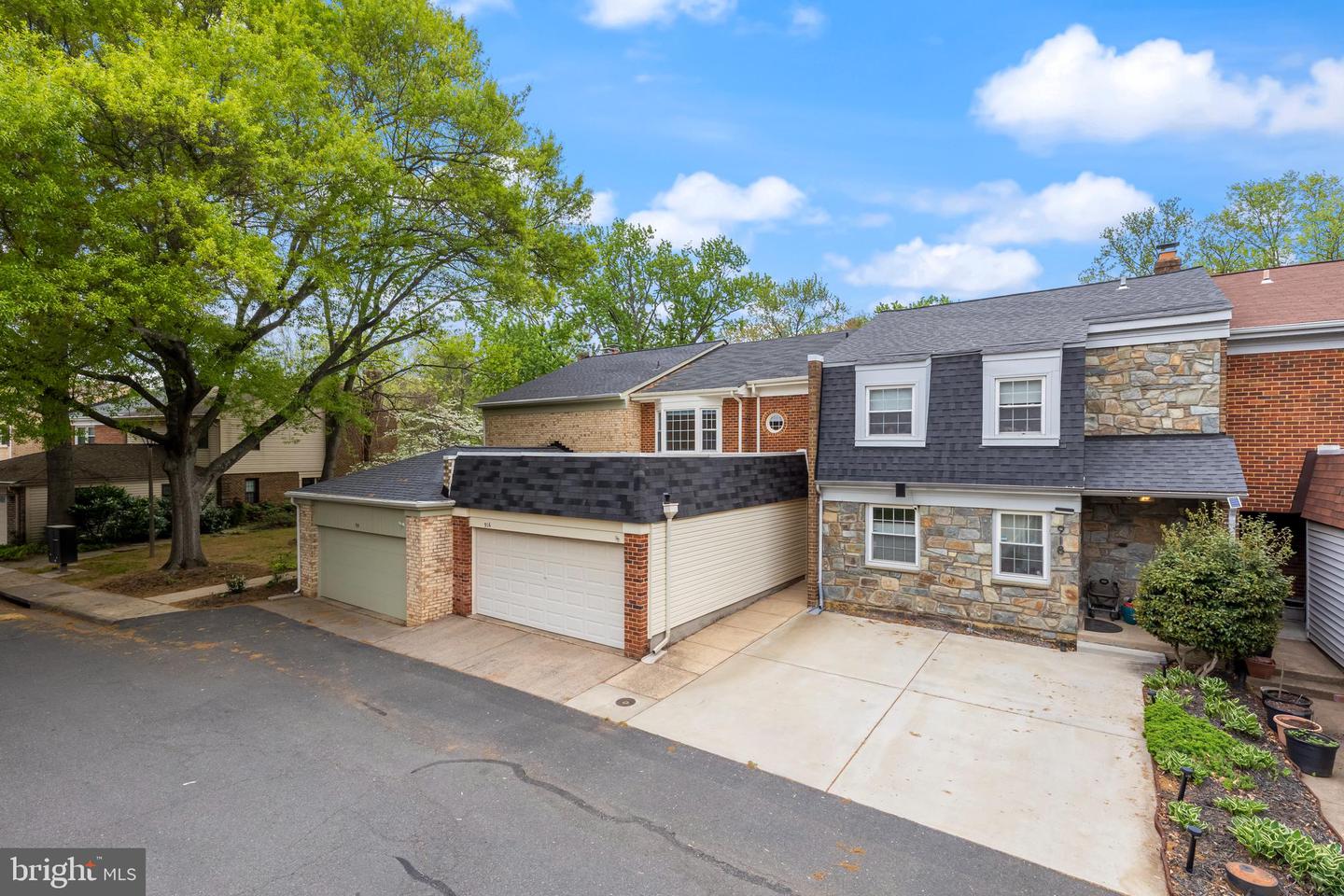 916 MOOREFIELD CREEK RD SW, VIENNA, Virginia 22180, 3 Bedrooms Bedrooms, ,3 BathroomsBathrooms,Residential,For sale,916 MOOREFIELD CREEK RD SW,VAFX2224936 MLS # VAFX2224936