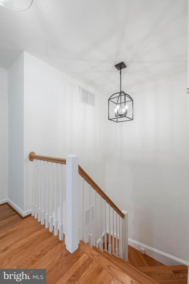 916 MOOREFIELD CREEK RD SW, VIENNA, Virginia 22180, 3 Bedrooms Bedrooms, ,3 BathroomsBathrooms,Residential,For sale,916 MOOREFIELD CREEK RD SW,VAFX2224936 MLS # VAFX2224936