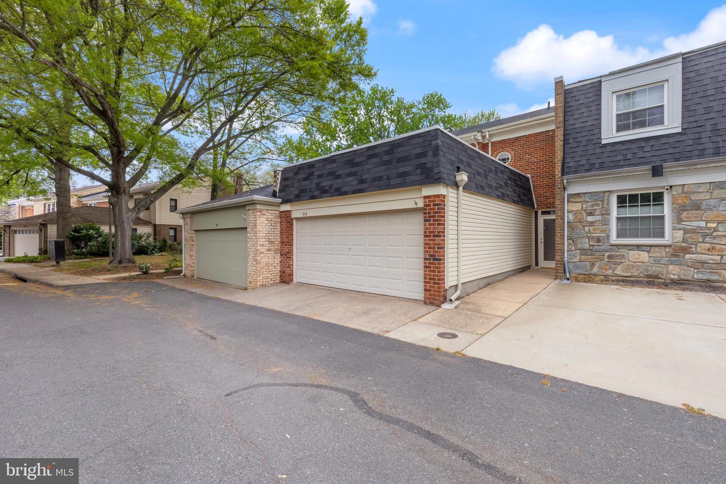 916 MOOREFIELD CREEK RD SW, VIENNA, Virginia 22180, 3 Bedrooms Bedrooms, ,3 BathroomsBathrooms,Residential,For sale,916 MOOREFIELD CREEK RD SW,VAFX2224936 MLS # VAFX2224936