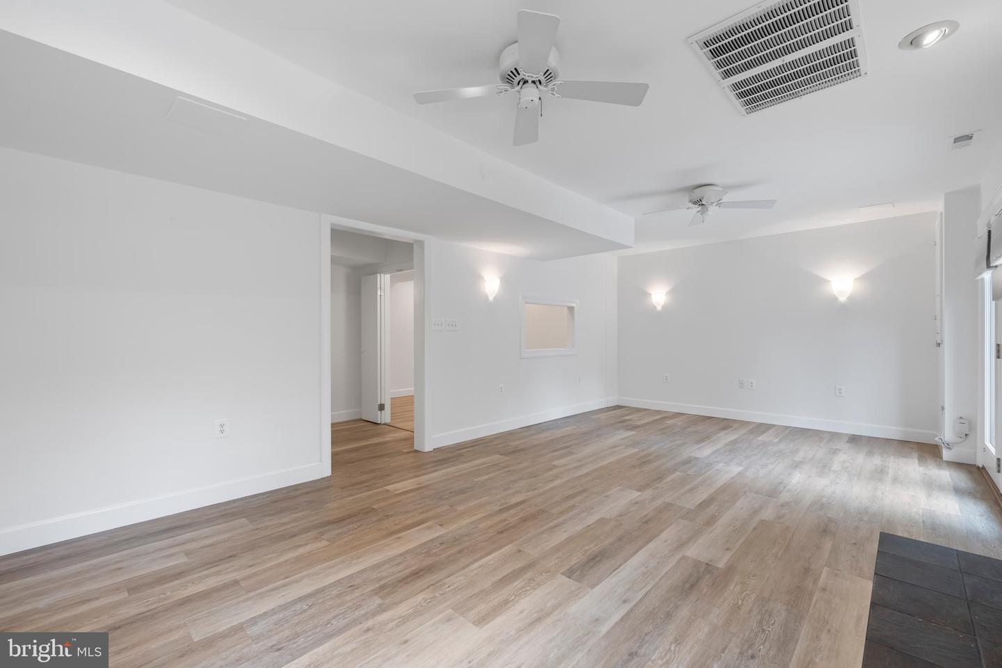 916 MOOREFIELD CREEK RD SW, VIENNA, Virginia 22180, 3 Bedrooms Bedrooms, ,3 BathroomsBathrooms,Residential,For sale,916 MOOREFIELD CREEK RD SW,VAFX2224936 MLS # VAFX2224936