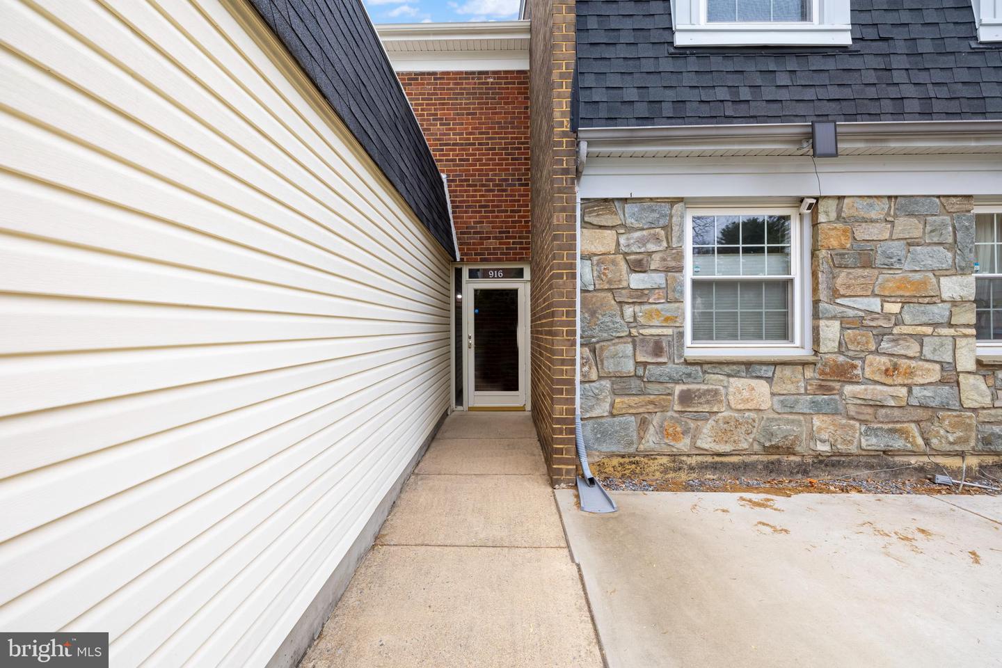 916 MOOREFIELD CREEK RD SW, VIENNA, Virginia 22180, 3 Bedrooms Bedrooms, ,3 BathroomsBathrooms,Residential,For sale,916 MOOREFIELD CREEK RD SW,VAFX2224936 MLS # VAFX2224936