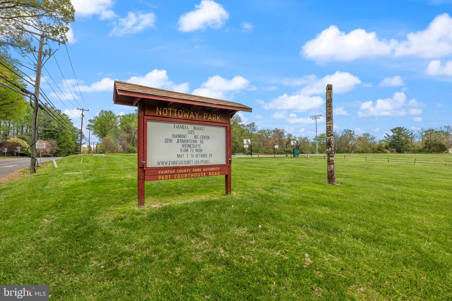 916 MOOREFIELD CREEK RD SW, VIENNA, Virginia 22180, 3 Bedrooms Bedrooms, ,3 BathroomsBathrooms,Residential,For sale,916 MOOREFIELD CREEK RD SW,VAFX2224936 MLS # VAFX2224936