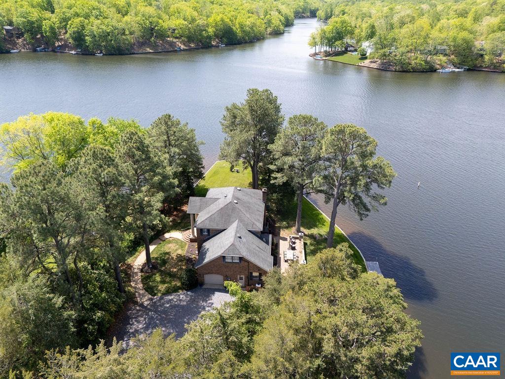 This stunning property is just 0.4 miles from the Lake Monticello's main gate and clubhouse
