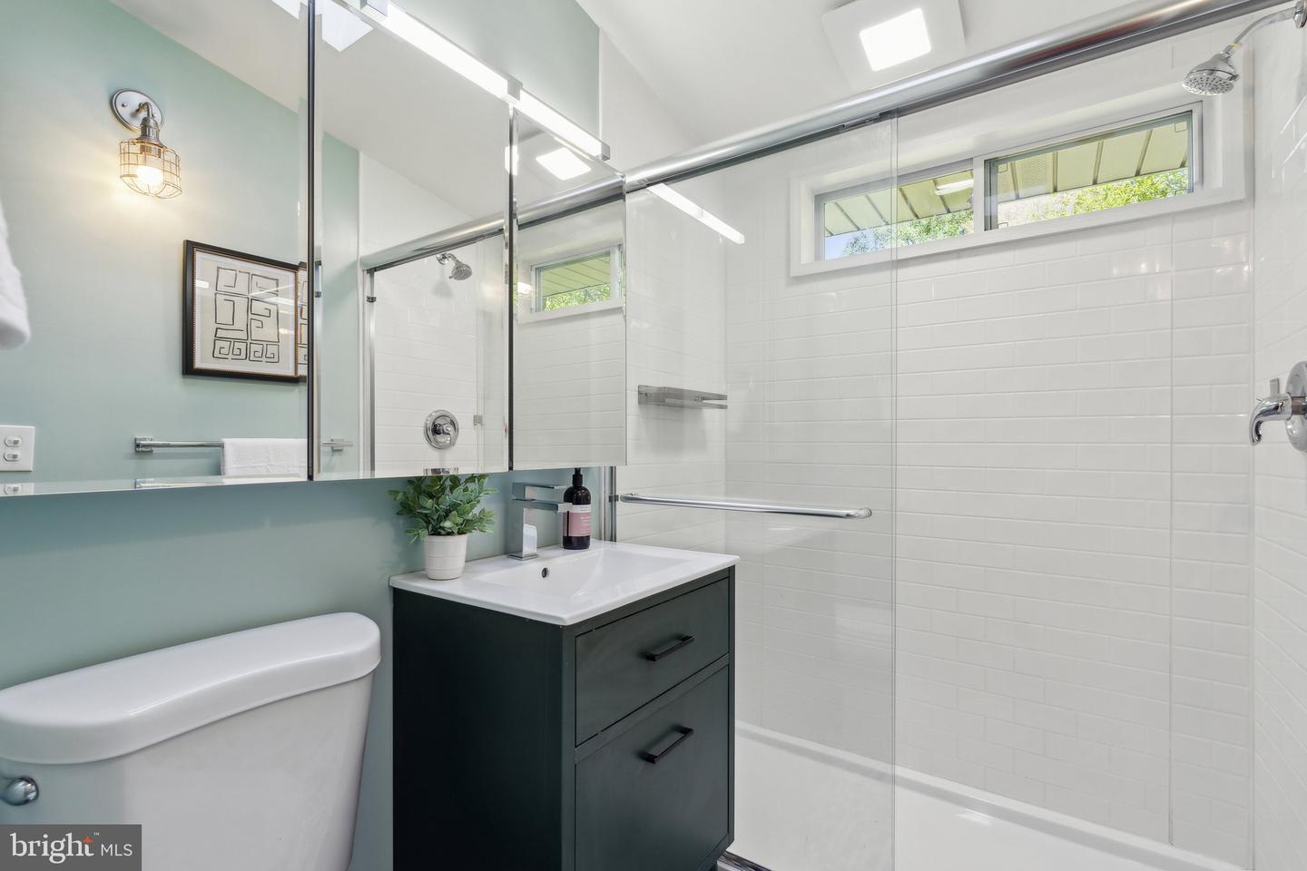 7711 HOLMES RUN DR, FALLS CHURCH, Virginia 22042, 3 Bedrooms Bedrooms, ,2 BathroomsBathrooms,Residential,For sale,7711 HOLMES RUN DR,VAFX2227396 MLS # VAFX2227396