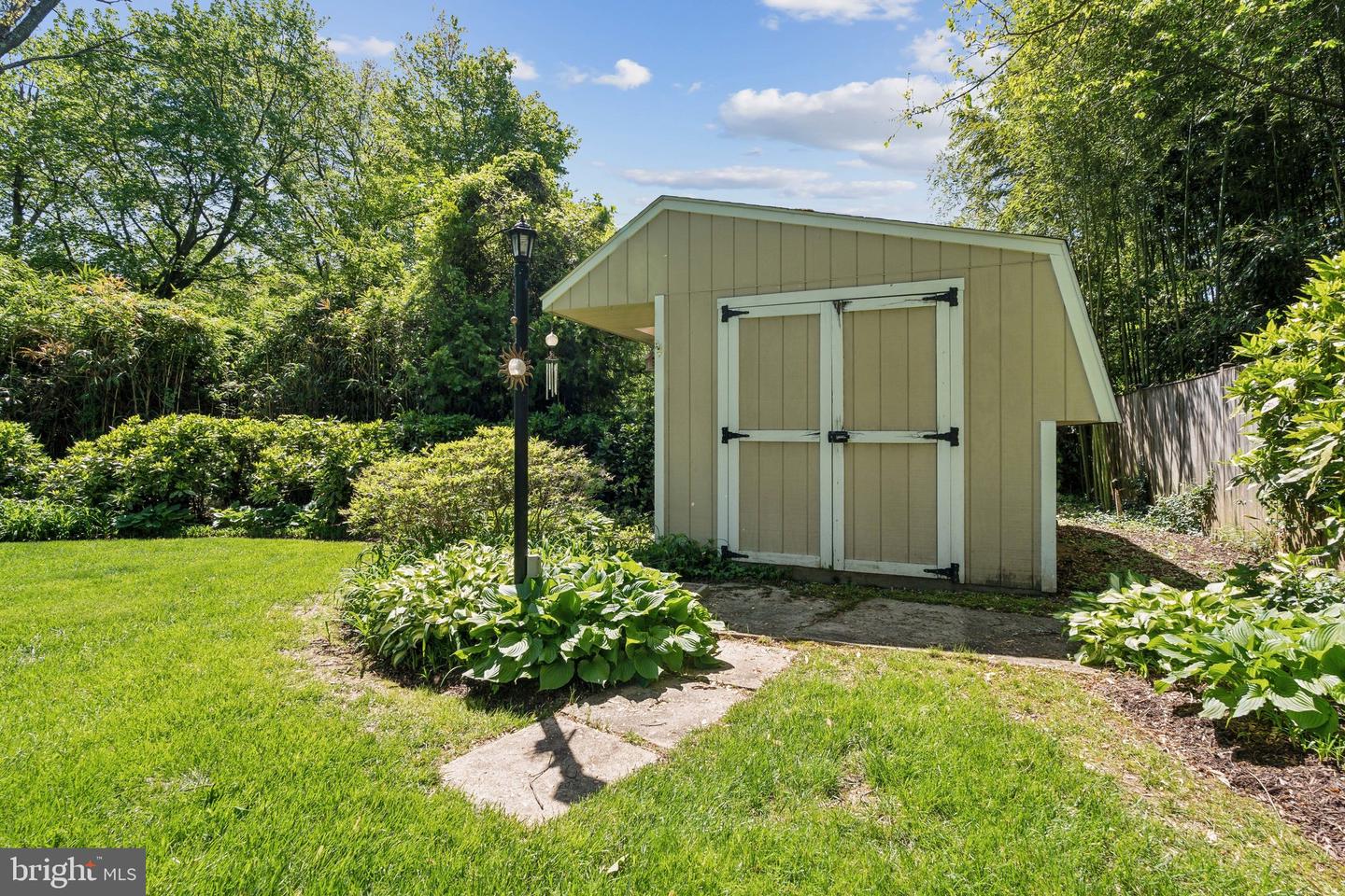 7711 HOLMES RUN DR, FALLS CHURCH, Virginia 22042, 3 Bedrooms Bedrooms, ,2 BathroomsBathrooms,Residential,For sale,7711 HOLMES RUN DR,VAFX2227396 MLS # VAFX2227396