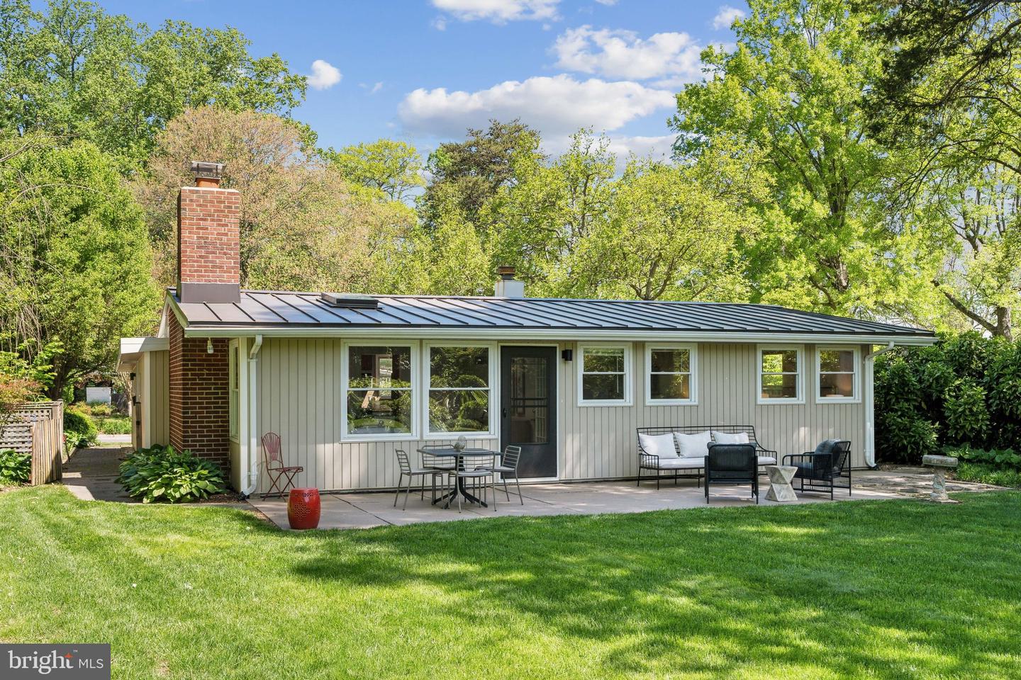 7711 HOLMES RUN DR, FALLS CHURCH, Virginia 22042, 3 Bedrooms Bedrooms, ,2 BathroomsBathrooms,Residential,For sale,7711 HOLMES RUN DR,VAFX2227396 MLS # VAFX2227396