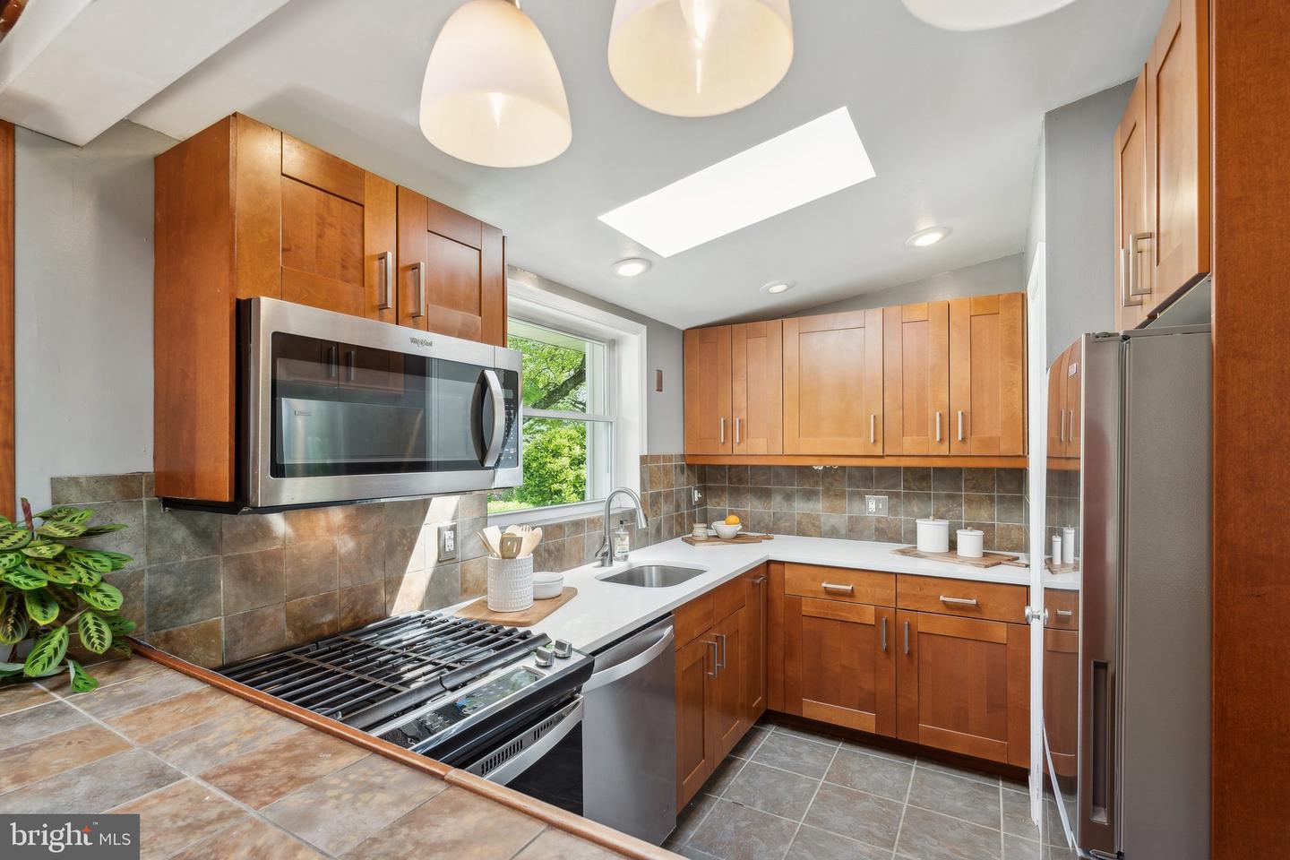 7711 HOLMES RUN DR, FALLS CHURCH, Virginia 22042, 3 Bedrooms Bedrooms, ,2 BathroomsBathrooms,Residential,For sale,7711 HOLMES RUN DR,VAFX2227396 MLS # VAFX2227396