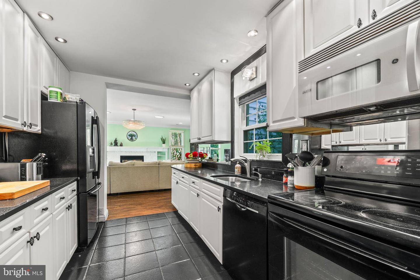 10130 BLAKE LN, OAKTON, Virginia 22124, 4 Bedrooms Bedrooms, ,3 BathroomsBathrooms,Residential,For sale,10130 BLAKE LN,VAFX2228074 MLS # VAFX2228074