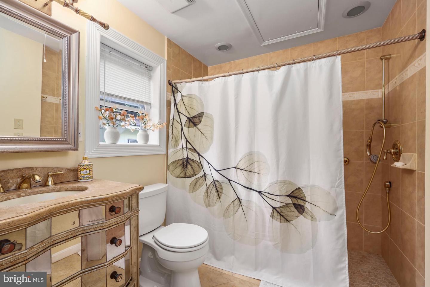 10130 BLAKE LN, OAKTON, Virginia 22124, 4 Bedrooms Bedrooms, ,3 BathroomsBathrooms,Residential,For sale,10130 BLAKE LN,VAFX2228074 MLS # VAFX2228074