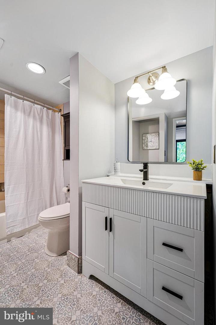 1808 OLD MEADOW RD #409, MCLEAN, Virginia 22102, 1 Bedroom Bedrooms, ,1 BathroomBathrooms,Residential,For sale,1808 OLD MEADOW RD #409,VAFX2230746 MLS # VAFX2230746