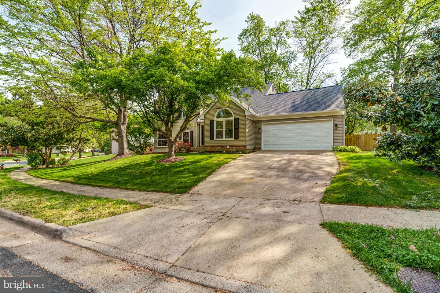 5275 DUNLEIGH DR, BURKE, Virginia 22015, 5 Bedrooms Bedrooms, ,3 BathroomsBathrooms,Residential,For sale,5275 DUNLEIGH DR,VAFX2232118 MLS # VAFX2232118