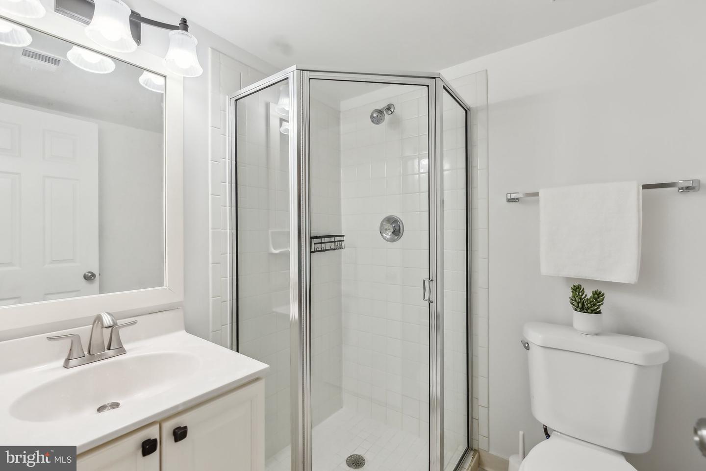 695 W GLEBE RD, ALEXANDRIA, Virginia 22305, 3 Bedrooms Bedrooms, ,4 BathroomsBathrooms,Residential,For sale,695 W GLEBE RD,VAAX2043810 MLS # VAAX2043810