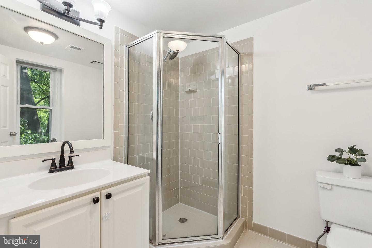 695 W GLEBE RD, ALEXANDRIA, Virginia 22305, 3 Bedrooms Bedrooms, ,4 BathroomsBathrooms,Residential,For sale,695 W GLEBE RD,VAAX2043810 MLS # VAAX2043810