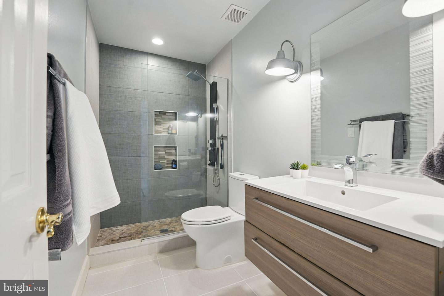 5826 HANNORA LN, FAIRFAX STATION, Virginia 22039, 5 Bedrooms Bedrooms, ,4 BathroomsBathrooms,Residential,For sale,5826 HANNORA LN,VAFX2232892 MLS # VAFX2232892