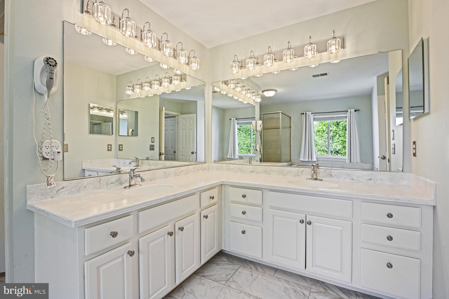 815 KENNETH PL SE, LEESBURG, Virginia 20175, 4 Bedrooms Bedrooms, ,3 BathroomsBathrooms,Residential,For sale,815 KENNETH PL SE,VALO2093592 MLS # VALO2093592
