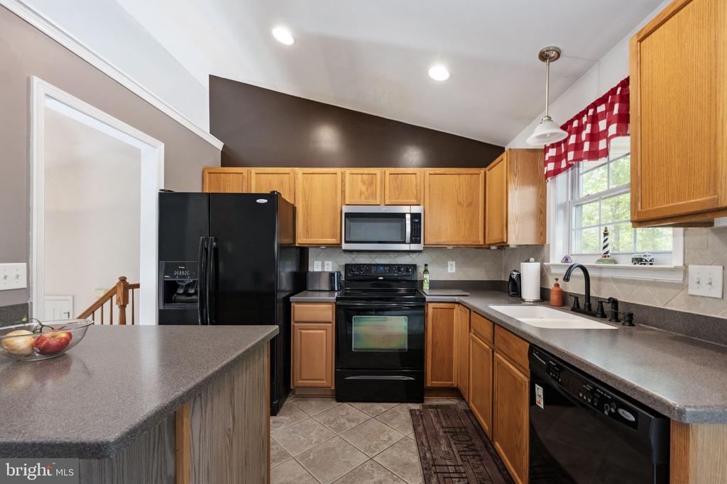 5703 E POINT CIR, SPOTSYLVANIA, Virginia 22551, 5 Bedrooms Bedrooms, ,3 BathroomsBathrooms,Residential,5703 E POINT CIR,VASP2032296 MLS # VASP2032296