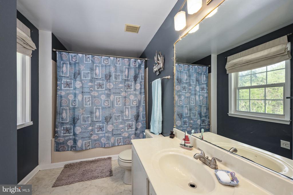 5703 E POINT CIR, SPOTSYLVANIA, Virginia 22551, 5 Bedrooms Bedrooms, ,3 BathroomsBathrooms,Residential,5703 E POINT CIR,VASP2032296 MLS # VASP2032296