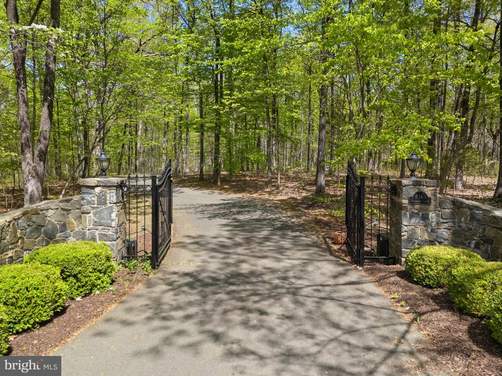 8363 S CREEDMORE SOUTH DR, WARRENTON, Virginia, 3 Bedrooms Bedrooms, ,4 BathroomsBathrooms,Residential,8363 S CREEDMORE SOUTH DR,VAFQ2016352 MLS # VAFQ2016352