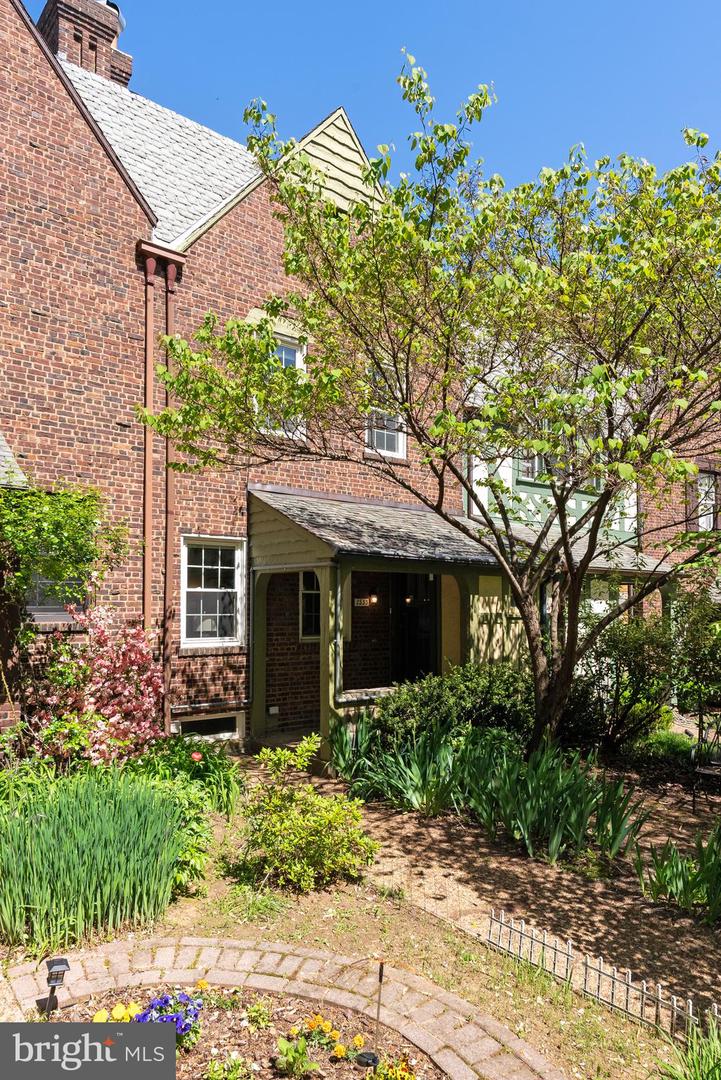 1533 44TH ST NW, WASHINGTON, District Of Columbia 20007, 4 Bedrooms Bedrooms, ,3 BathroomsBathrooms,Residential,For sale,1533 44TH ST NW,DCDC2196494 MLS # DCDC2196494