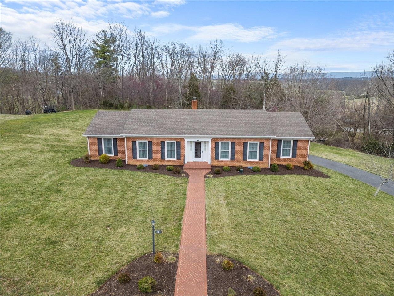 824 LAMMERMOOR DR, STAUNTON, Virginia 24401, 3 Bedrooms Bedrooms, ,2 BathroomsBathrooms,Residential,824 LAMMERMOOR DR,662534 MLS # 662534